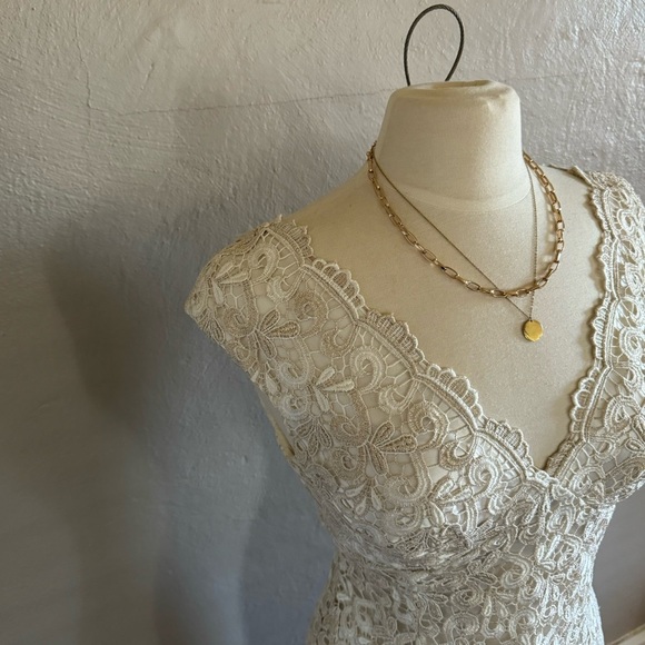 🕊️ Marina Ivory/ Gold Embroidered Lace Overlay Sheath Cocktail Dress — size 8 - Picture 5 of 11